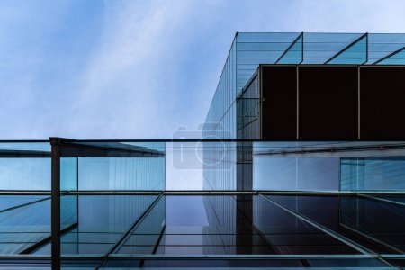 Foto de Madrid, España - 24 de septiembre de 2022: Edificio Castelar diseñado por Rafael de la Hoz Architect. Sede del bufete de abogados Pérez Llorca. Detalle de muro cortina de vidrio - Imagen libre de derechos
