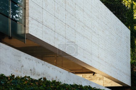 Foto de Madrid, España - 24 de septiembre de 2022: Edificio Castelar diseñado por Rafael de la Hoz Architect. Sede del bufete de abogados Pérez Llorca. Travertino fachada de mármol - Imagen libre de derechos