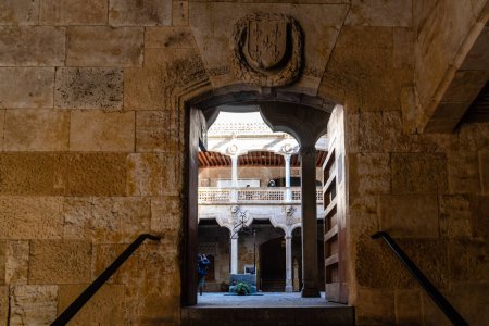Foto de Salamanca, España - 14 de enero de 2022: La Casa de las Conchas es un edificio histórico en Salamanca, en el centro de España. Actualmente alberga una biblioteca pública - Imagen libre de derechos