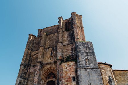 Téléchargez les photos : Vue en angle bas de l'église Santa Maria de la Asuncion dans le port de Castro Urdiales, Cantabrie, Espagne - en image libre de droit