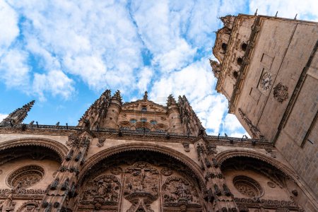 Téléchargez les photos : Façade principale en style plateresque de la cathédrale de Salamanque. Castilla Leon, Espagne. - en image libre de droit