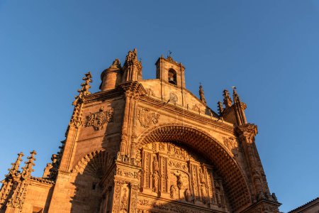 Téléchargez les photos : Vue en angle bas de la façade du monastère de San Esteban à Salamanque au coucher du soleil - en image libre de droit