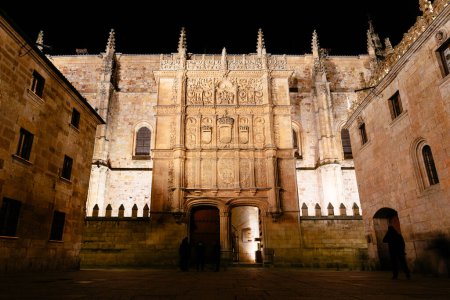Téléchargez les photos : Salamanque, Espagne - 15 janvier 2022 : Vue du Patio de Escuelas de l'Université de Salamanque illuminée la nuit - en image libre de droit