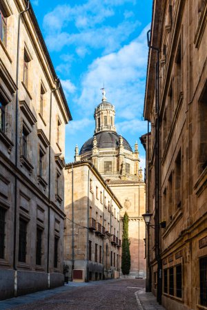 Foto de Salamanca, España - 15 de enero de 2022: Paisaje urbano del casco antiguo de Salamanca con la iglesia de La Clerecia. Castilla y León, España - Imagen libre de derechos