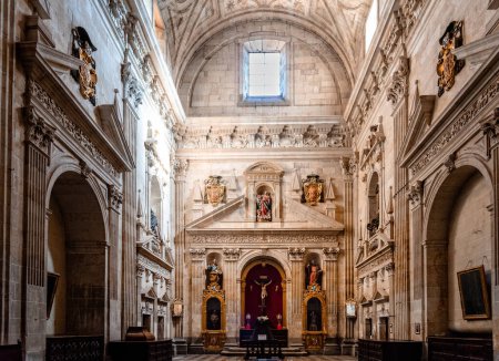Foto de Salamanca, España - 15 de enero de 2022: Vista interior de la iglesia del Monasterio de San Esteban - Imagen libre de derechos