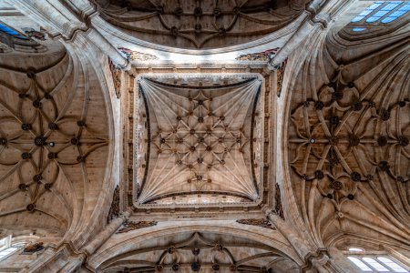 Foto de Salamanca, España - 15 de enero de 2022: Vista interior de la iglesia del Monasterio de San Esteban. Bóvedas acanaladas - Imagen libre de derechos