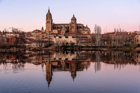 Foto de Paisaje urbano escénico de la ciudad de Salamanca al atardecer con la catedral reflejada en el río Tormes. Castilla y León, España - Imagen libre de derechos