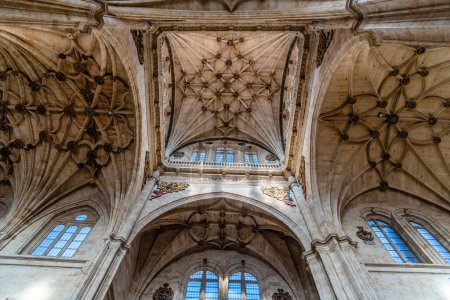 Foto de Salamanca, España - 15 de enero de 2022: Vista interior de la iglesia del Monasterio de San Esteban. Bóvedas acanaladas - Imagen libre de derechos
