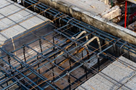 Téléchargez les photos : View of construction site with reinforced concrete slab. Concrete slab with reinforncing bars - en image libre de droit