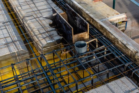 Foto de View of construction site with reinforced concrete slab. Concrete slab with reinforncing bars - Imagen libre de derechos