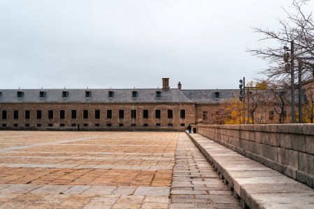 Foto de Real Monasterio de San Lorenzo de El Escorial cerca de Madrid, España. Día nublado de invierno - Imagen libre de derechos