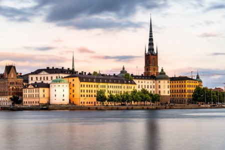 Téléchargez les photos : Paysage urbain de Stockholm et de l'île Riddarholmen au coucher du soleil. - en image libre de droit
