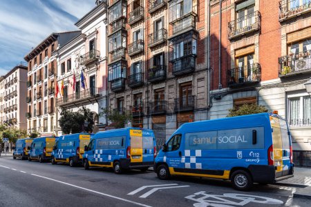 Téléchargez les photos : Madrid, Espagne - 1er novembre 2020 : Rangée de fourgonnettes de SAMUR Social. C'est un service social d'attention municipale aux urgences sociales dans la ville de Madrid. - en image libre de droit