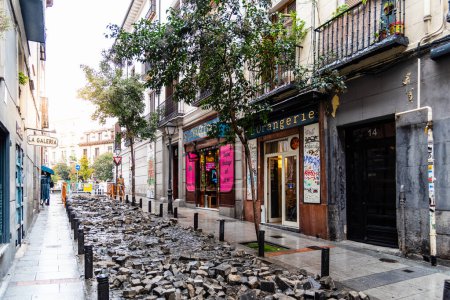 Foto de Madrid, España - 14 de noviembre de 2020: Reparaciones de la carretera de una calle en el centro histórico de Madrid. Barrio de Malasana - Imagen libre de derechos