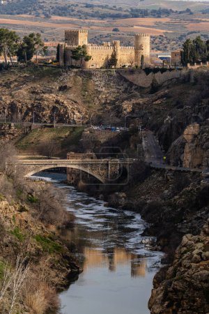 Foto de Ronda de Juanelo Puente sobre el río Tajo contra Castillo de San Servando. Toledo, España - Imagen libre de derechos