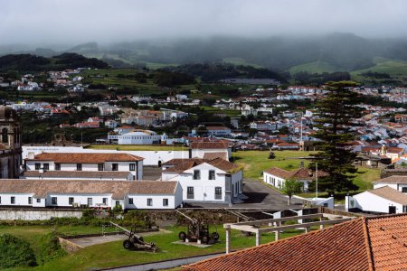 Foto de Angra Do Heroismo, Portugal - 1 de julio de 2022: Antigua batería de artillería en Monte Brasil. Isla Terceira, Azores - Imagen libre de derechos