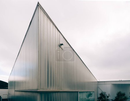 Foto de Angra do Heroismo, Portugal - 1 de julio de 2022: Nuevo edificio de arquitectura moderna con fachada de vidrio en U que contiene la biblioteca pública Luis da Silva Ribeiro. - Imagen libre de derechos