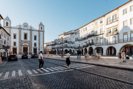 Foto de Evora, Portugal - 29 de junio de 2022: Plaza Giraldo en el centro de la ciudad. Alentejo - Imagen libre de derechos