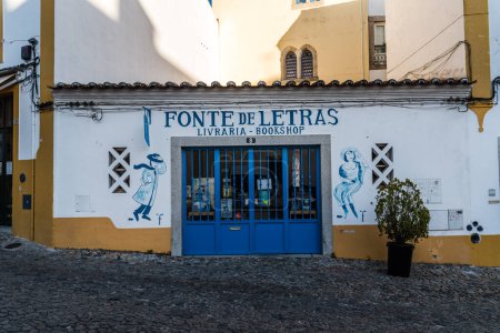 Téléchargez les photos : Evora, Portugal - 29 juin 2022 : Devant une librairie dans la vieille ville d'Evora. Alentejo, Portugal - en image libre de droit