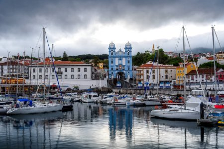 Foto de Angra do Heroismo, Portugal - 2 de julio de 2022: Vista del puerto y del casco antiguo al atardecer. Isla Terceira, Azores. - Imagen libre de derechos
