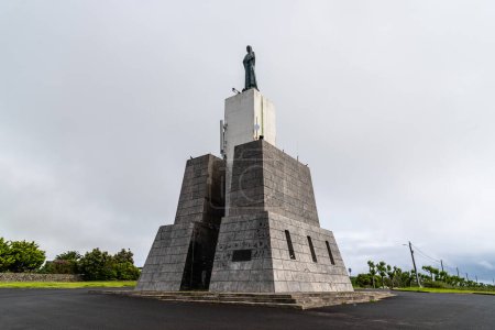 Foto de Praia da Vitoria, Portugal - 2 de julio de 2022: Monumento al Inmaculado Corazón de María en el mirador de Facho en la isla de Terceira, Azores, Portugal - Imagen libre de derechos