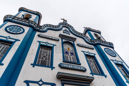 Foto de Praia da Vitoria, Portugal - 2 de julio de 2022: Vista de ángulo bajo de la fachada de la iglesia de Santo Cristo. Azores. Reconstruido en 1924 - Imagen libre de derechos