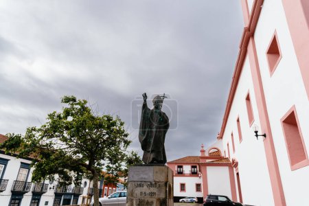 Foto de Angra do Heroismo, Portugal - 3 de julio de 2022: Estatua de Juan Pablo II en la Catedral de Angra do Heroismo. Isla Terceira, Azores. - Imagen libre de derechos