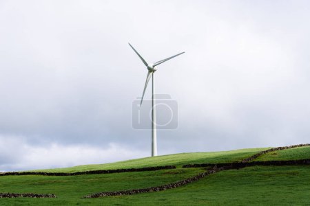 Foto de Vista panorámica del parque eólico o parque eólico, con altas turbinas eólicas para la generación de electricidad con espacio para copias. Concepto de energía verde. Isla Terceira, Azores, Portugal - Imagen libre de derechos