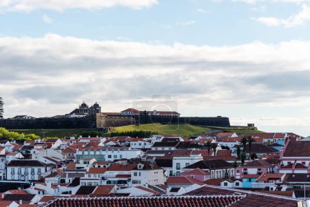 Foto de Vista aérea panorámica del casco antiguo y la fortaleza de Angra do Heroismo, isla de Terceira, Portugal - Imagen libre de derechos