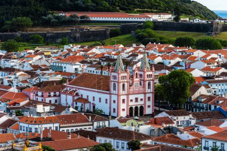 Foto de Vista aérea panorámica del casco antiguo y la fortaleza de Angra do Heroismo, isla de Terceira, Portugal - Imagen libre de derechos