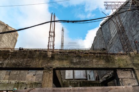 Foto de Abandoned reinforced concrete structure showing the effects of corrosion on steel rebars - Imagen libre de derechos