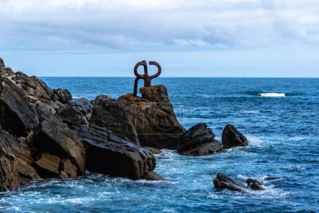 Foto de San Sebastián, España - 9 de julio de 2023: El Peine del Viento The Wind Comb es una colección de esculturas de acero en la costa del Monte Igueldo. - Imagen libre de derechos