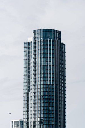 Téléchargez les photos : Londres, Royaume-Uni - 25 août 2023 : Immeuble de bureaux moderne dans la ville de Londres. Vue à angle bas contre ciel bleu avec nuages blancs. - en image libre de droit
