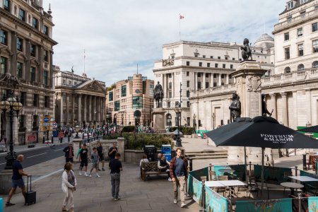 Foto de Londres, Reino Unido - 25 de agosto de 2023: Escena callejera en Bank - Monument área in the City of London. Estatua de Wellington y el Memorial de Guerra de las Tropas de Londres - Imagen libre de derechos