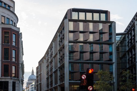 Foto de Londres, Reino Unido - 25 de agosto de 2023: Bloomberg Edificio de oficinas en Londres por Norman Foster architect in Queen Victoria Street - Imagen libre de derechos
