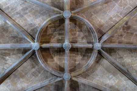 Foto de Justo debajo de la vista de la bóveda de piedra acanalada en estilo renacentista. - Imagen libre de derechos