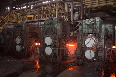 Téléchargez les photos : Machine de coulée continue à l'usine métallurgique - processus de travail - en image libre de droit