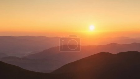 Téléchargez les photos : Vue panoramique d'un paysage de montagne unique au coucher du soleil avec de gros rochers au premier plan - en image libre de droit