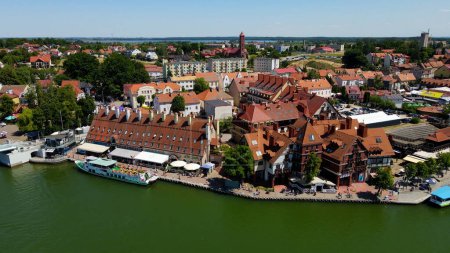 Luftaufnahme von der Drohne zum Stadtbild von Mikolajki - der Hauptstadt der Masurischen Region am Ufer des Ferienortes an einem schönen Sommernachmittag. Polen, Europa.