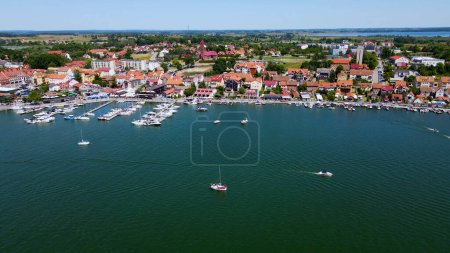 Foto aérea panorámica del dron al paisaje urbano de Mikolajki Europa - capital de la región de Masuria en la orilla del complejo vacacional hermosa tarde de verano. , Mikoajki, Polonia,