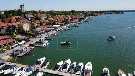 Luftaufnahme von der Drohne zum Stadtbild von Mikolajki - der Hauptstadt der Masurischen Region am Ufer des Ferienortes an einem schönen Sommernachmittag. Mikoajki, Polen, Europa.