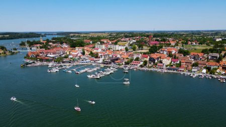 Luftaufnahme von der Drohne zum Stadtbild von Mikolajki - der Hauptstadt der Masurischen Region am Ufer des Ferienortes an einem schönen Sommernachmittag. Mikolajki,, Polen, Europa.