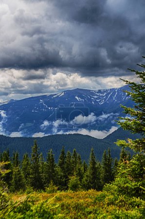 Téléchargez les photos : Les montagnes sont un grand trekking vacances à tout moment de l'année - en image libre de droit