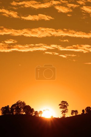 Téléchargez les photos : Beau coucher de soleil paysage dans les montagnes - en image libre de droit