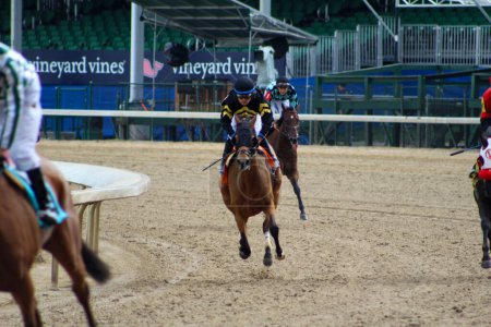 Foto de LOUISVILLE, KY - 1 DE MAYO DE 2019: Los caballos regresan de la carrera 8 en Churchill Downs - Imagen libre de derechos