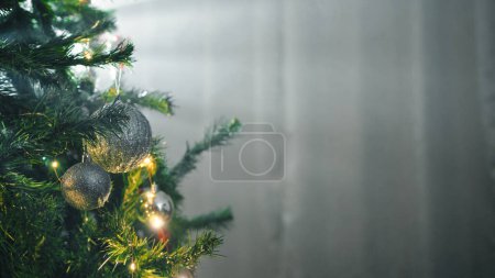 Foto de Haz de luz sobre el árbol de Navidad interior. - Imagen libre de derechos