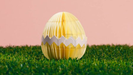 Téléchargez les photos : Un œuf de Pâques jaune avec un fond rose. - en image libre de droit