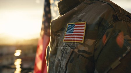Foto de Bandera de Estados Unidos en el pecho del militar rezando por el día conmemorativo. - Imagen libre de derechos