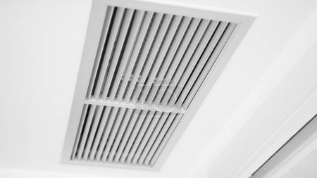 Foto de Ventilación de un sistema de aire acondicionado en la casa. - Imagen libre de derechos