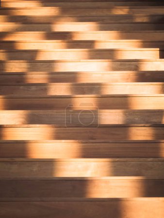 Téléchargez les photos : Escalier en bois avec ombre solaire Détails de l'architecture - en image libre de droit
